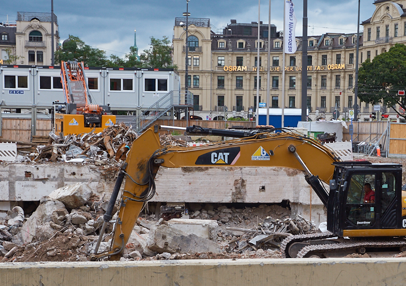 13.08.2019 - Im 2. Tiegeschoss des Hotel Königshof wird kräftig gebaggert