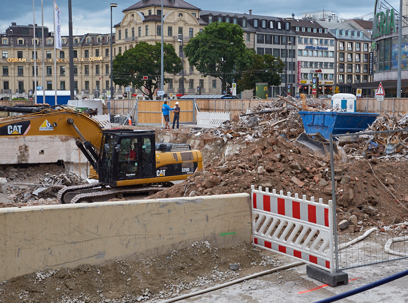 13.08.2019 - Im 2. Tiegeschoss des Hotel Königshof wird kräftig gebaggert