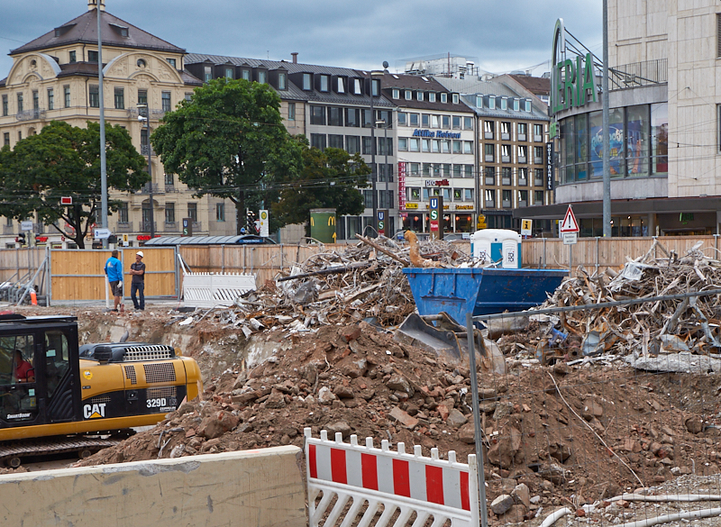 13.08.2019 - Im 2. Tiegeschoss des Hotel Königshof wird kräftig gebaggert