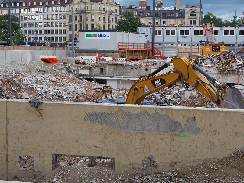 13.08.2019 - Im 2. Tiegeschoss des Hotel Königshof wird kräftig gebaggert