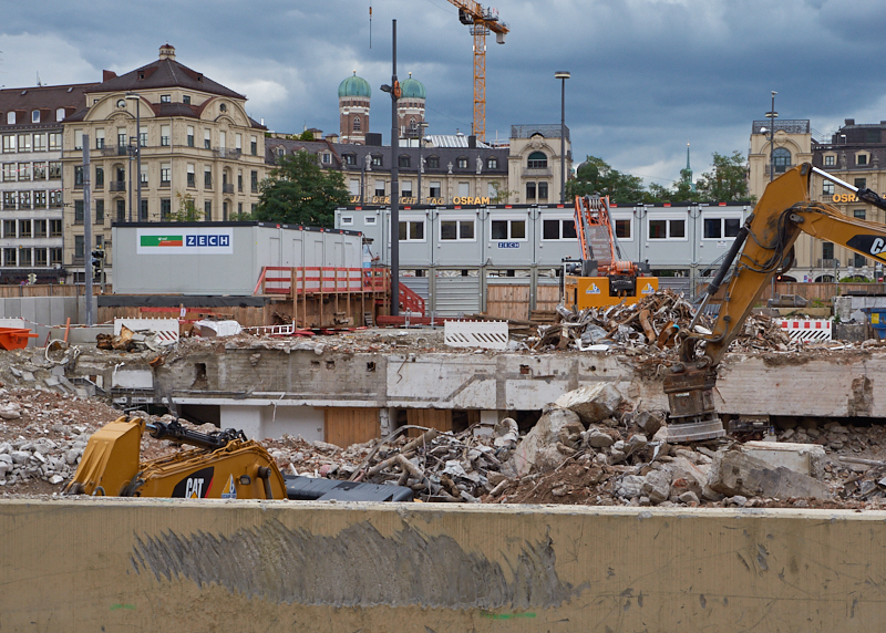 13.08.2019 - Im 2. Tiegeschoss des Hotel Königshof wird kräftig gebaggert