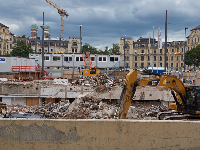 13.08.2019 - Im 2. Tiegeschoss des Hotel Königshof wird kräftig gebaggert