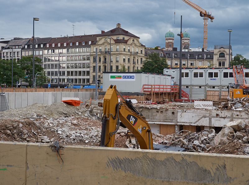 13.08.2019 - Im 2. Tiegeschoss des Hotel Königshof wird kräftig gebaggert