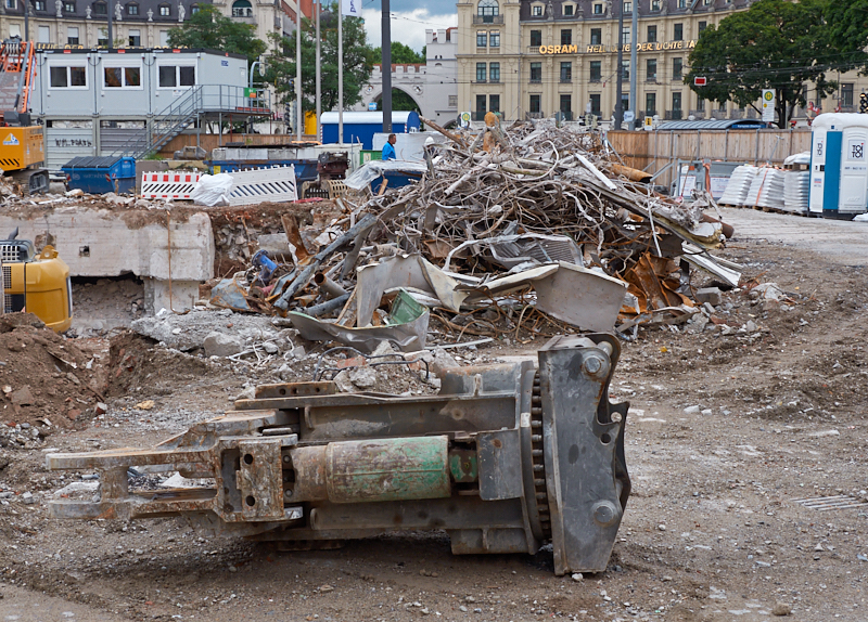 13.08.2019 - Im 2. Tiegeschoss des Hotel Königshof wird kräftig gebaggert