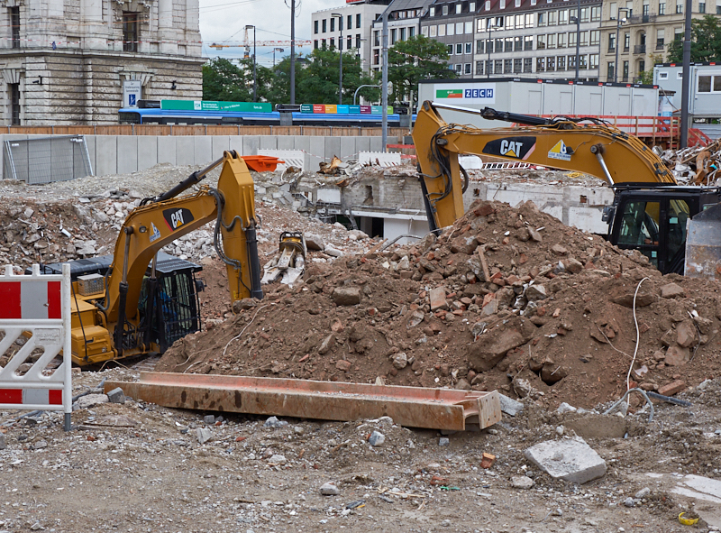 13.08.2019 - Im 2. Tiegeschoss des Hotel Königshof wird kräftig gebaggert