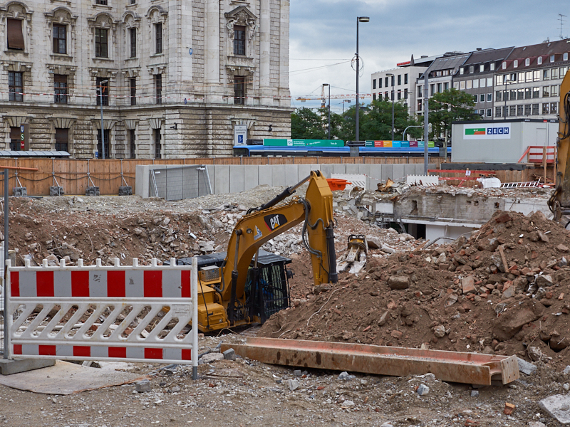 13.08.2019 - Im 2. Tiegeschoss des Hotel Königshof wird kräftig gebaggert