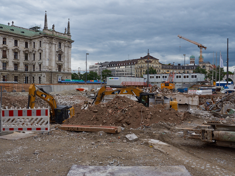 13.08.2019 - Im 2. Tiegeschoss des Hotel Königshof wird kräftig gebaggert
