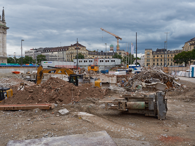 13.08.2019 - Im 2. Tiegeschoss des Hotel Königshof wird kräftig gebaggert
