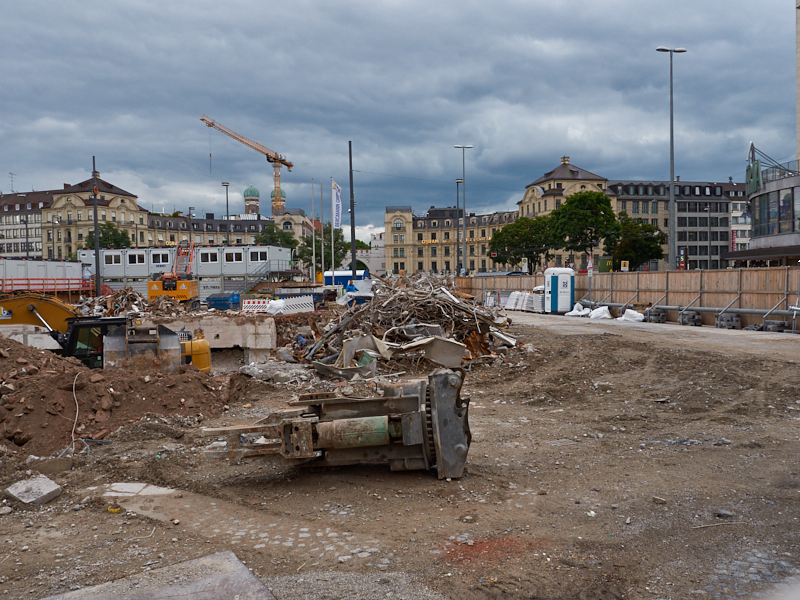 13.08.2019 - Im 2. Tiegeschoss des Hotel Königshof wird kräftig gebaggert