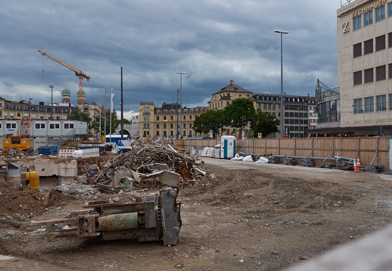 13.08.2019 - Im 2. Tiegeschoss des Hotel Königshof wird kräftig gebaggert