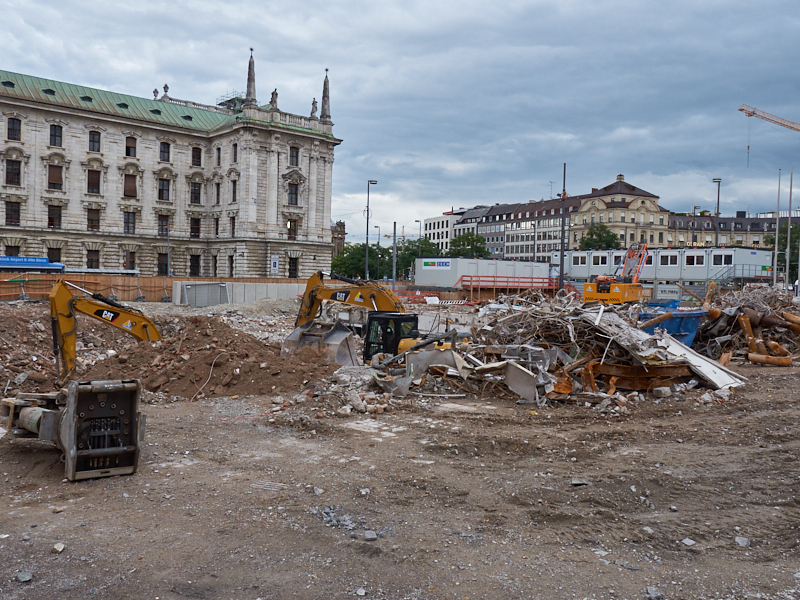 13.08.2019 - Im 2. Tiegeschoss des Hotel Königshof wird kräftig gebaggert