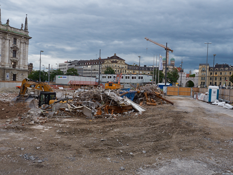 13.08.2019 - Im 2. Tiegeschoss des Hotel Königshof wird kräftig gebaggert