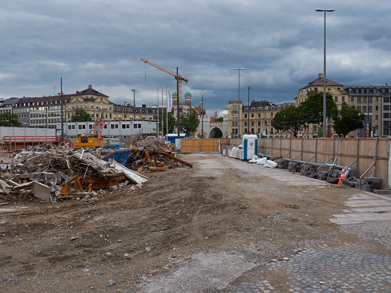 13.08.2019 - Im 2. Tiegeschoss des Hotel Königshof wird kräftig gebaggert