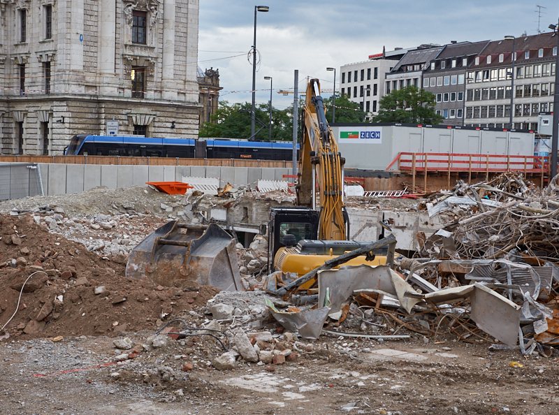 13.08.2019 - Im 2. Tiegeschoss des Hotel Königshof wird kräftig gebaggert