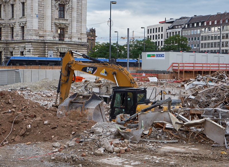 13.08.2019 - Im 2. Tiegeschoss des Hotel Königshof wird kräftig gebaggert