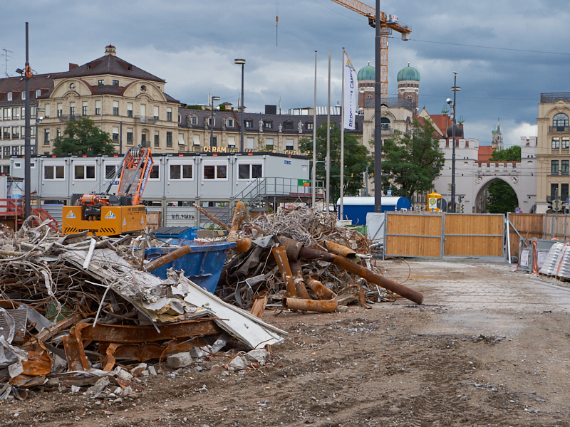 13.08.2019 - Im 2. Tiegeschoss des Hotel Königshof wird kräftig gebaggert
