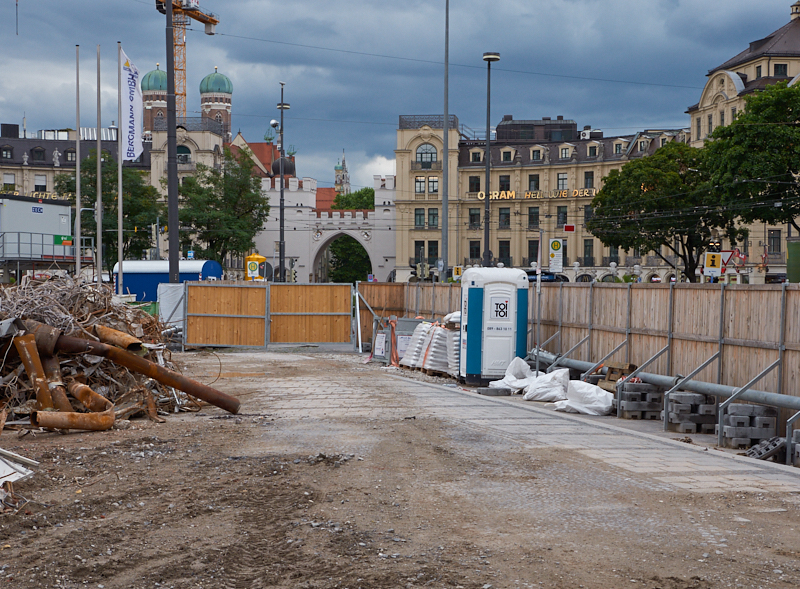 13.08.2019 - Im 2. Tiegeschoss des Hotel Königshof wird kräftig gebaggert