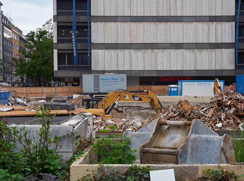 13.08.2019 - Im 2. Tiegeschoss des Hotel Königshof wird kräftig gebaggert