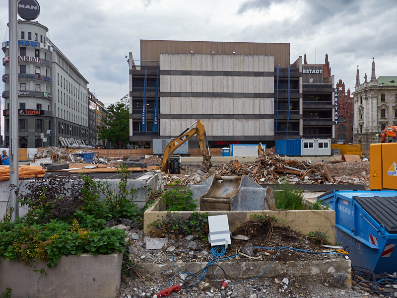 13.08.2019 - Im 2. Tiegeschoss des Hotel Königshof wird kräftig gebaggert