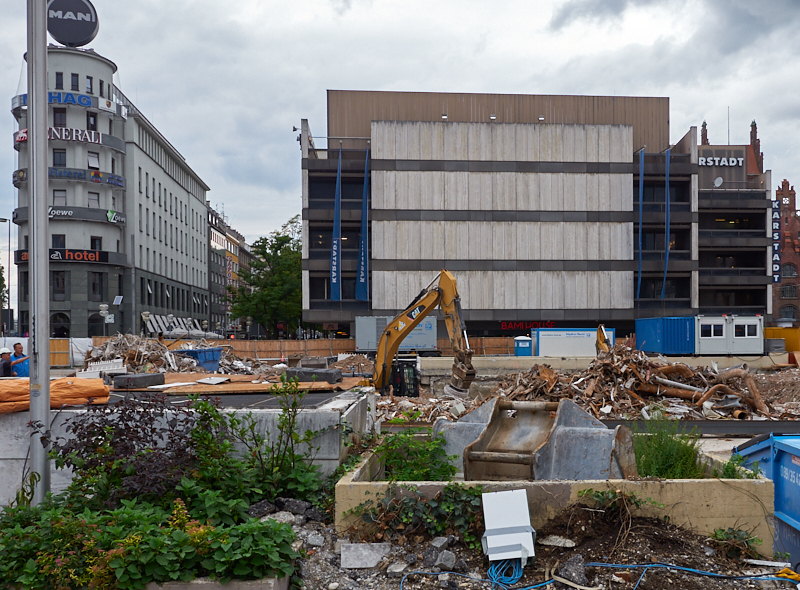 13.08.2019 - Im 2. Tiegeschoss des Hotel Königshof wird kräftig gebaggert
