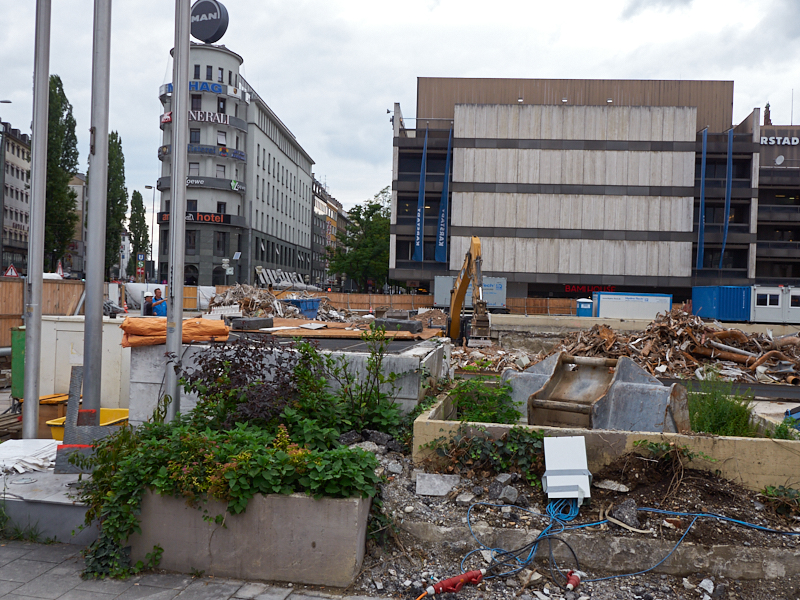 13.08.2019 - Im 2. Tiegeschoss des Hotel Königshof wird kräftig gebaggert