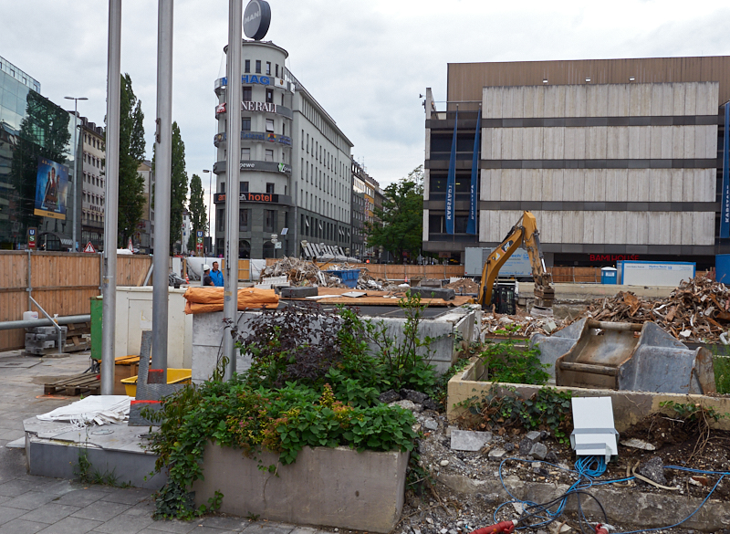 13.08.2019 - Im 2. Tiegeschoss des Hotel Königshof wird kräftig gebaggert