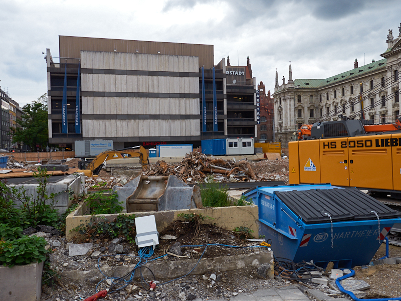 13.08.2019 - Im 2. Tiegeschoss des Hotel Königshof wird kräftig gebaggert