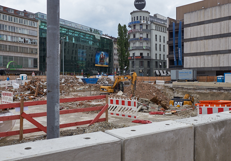 13.08.2019 - Im 2. Tiegeschoss des Hotel Königshof wird kräftig gebaggert
