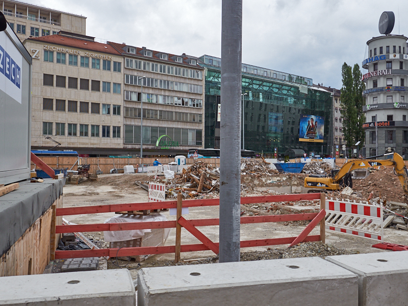 13.08.2019 - Im 2. Tiegeschoss des Hotel Königshof wird kräftig gebaggert