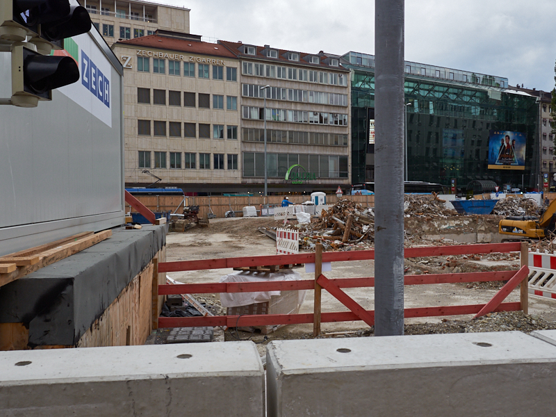 13.08.2019 - Im 2. Tiegeschoss des Hotel Königshof wird kräftig gebaggert