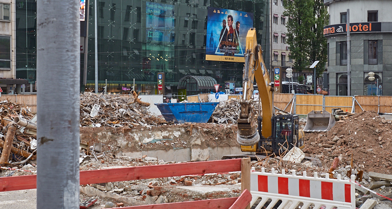13.08.2019 - Im 2. Tiegeschoss des Hotel Königshof wird kräftig gebaggert