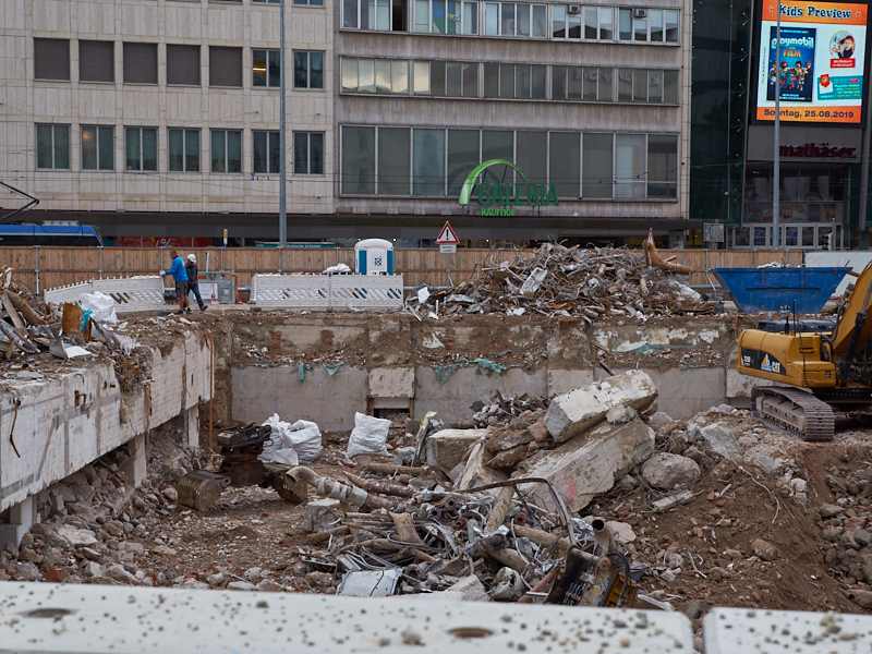 13.08.2019 - Im 2. Tiegeschoss des Hotel Königshof wird kräftig gebaggert