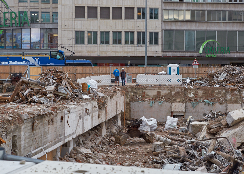 13.08.2019 - Im 2. Tiegeschoss des Hotel Königshof wird kräftig gebaggert