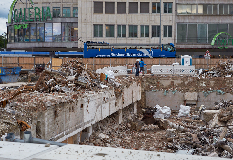 13.08.2019 - Im 2. Tiegeschoss des Hotel Königshof wird kräftig gebaggert