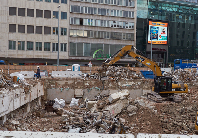 13.08.2019 - Im 2. Tiegeschoss des Hotel Königshof wird kräftig gebaggert