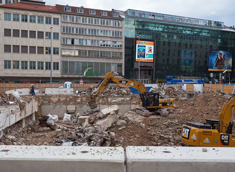 13.08.2019 - Im 2. Tiegeschoss des Hotel Königshof wird kräftig gebaggert