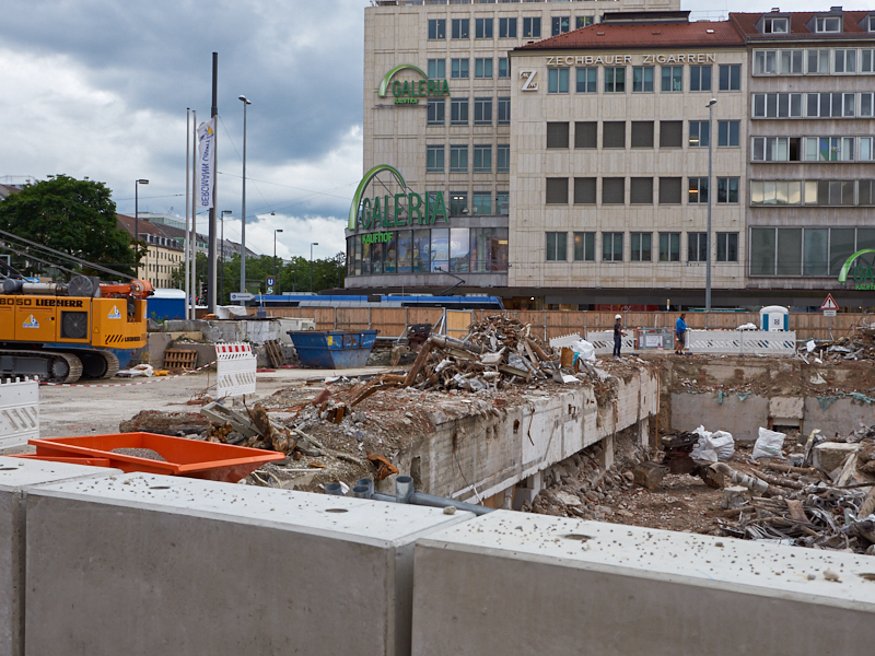 13.08.2019 - Im 2. Tiegeschoss des Hotel Königshof wird kräftig gebaggert