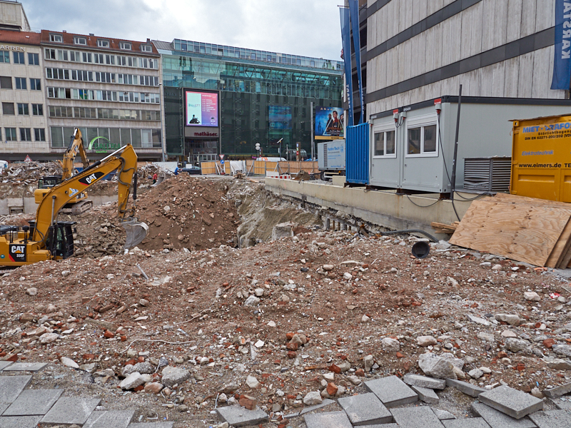 13.08.2019 - Im 2. Tiegeschoss des Hotel Königshof wird kräftig gebaggert