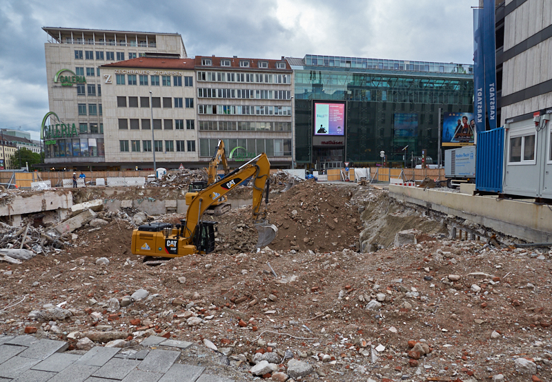 13.08.2019 - Im 2. Tiegeschoss des Hotel Königshof wird kräftig gebaggert