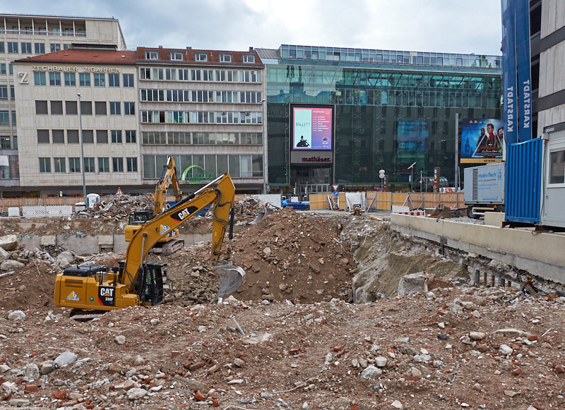13.08.2019 - Im 2. Tiegeschoss des Hotel Königshof wird kräftig gebaggert