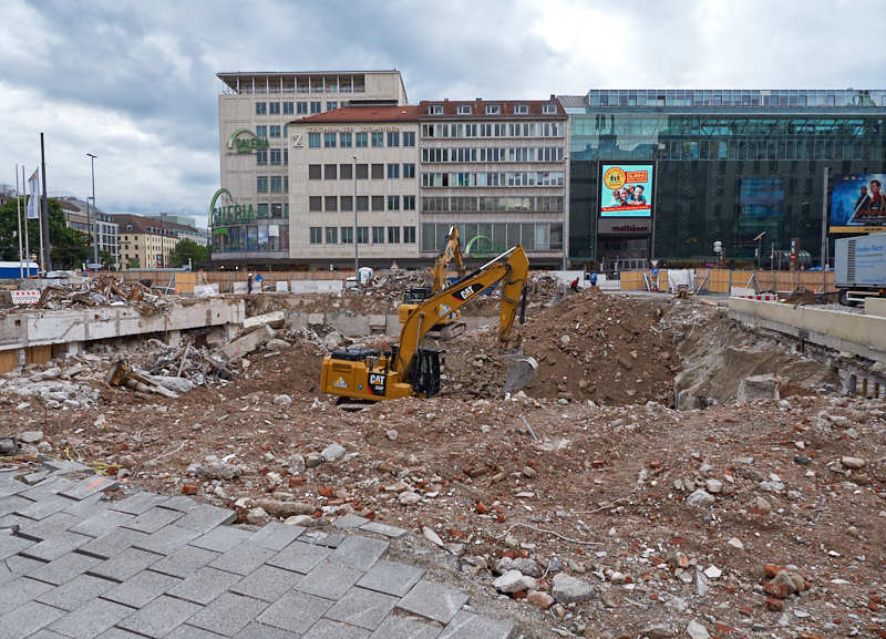 13.08.2019 - Im 2. Tiegeschoss des Hotel Königshof wird kräftig gebaggert