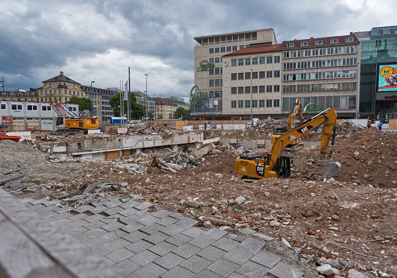 13.08.2019 - Im 2. Tiegeschoss des Hotel Königshof wird kräftig gebaggert