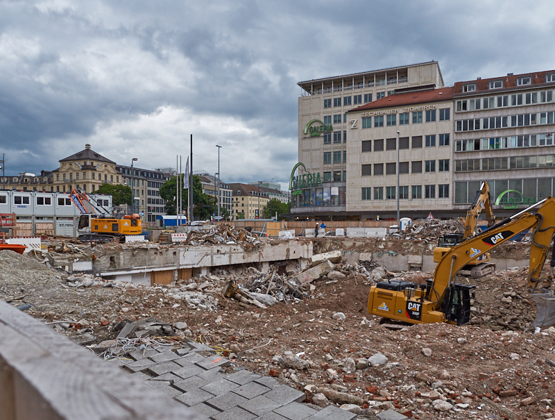 13.08.2019 - Im 2. Tiegeschoss des Hotel Königshof wird kräftig gebaggert