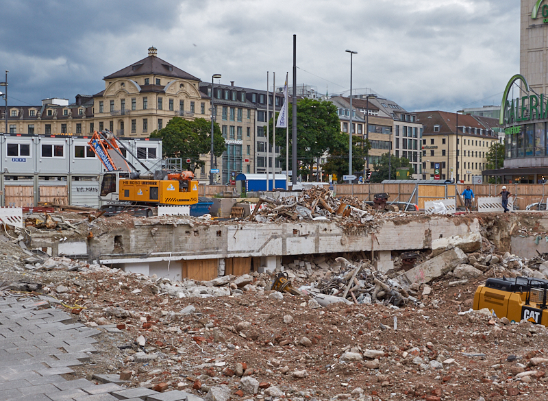 13.08.2019 - Im 2. Tiegeschoss des Hotel Königshof wird kräftig gebaggert