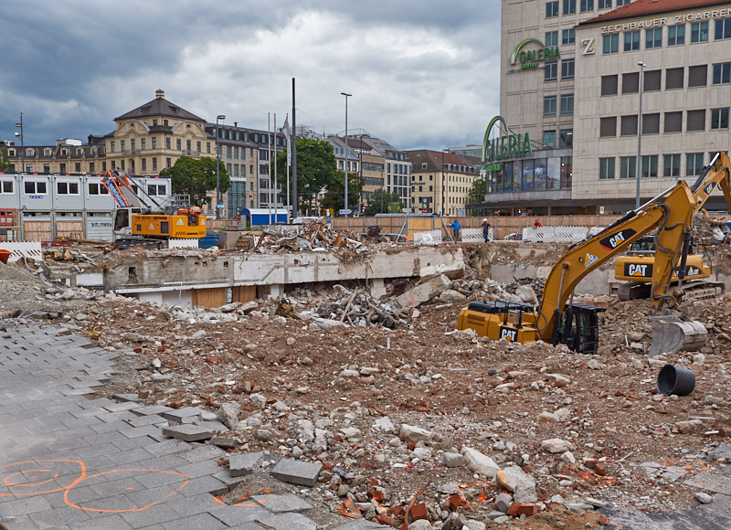 13.08.2019 - Im 2. Tiegeschoss des Hotel Königshof wird kräftig gebaggert