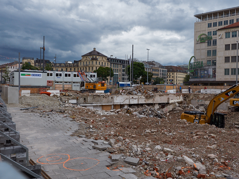 13.08.2019 - Im 2. Tiegeschoss des Hotel Königshof wird kräftig gebaggert