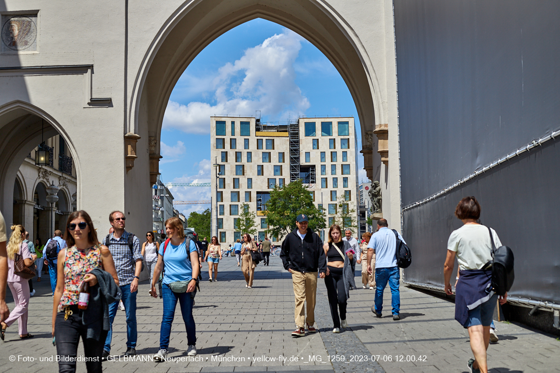 06.07.2023 - das Luxushotel Königshof verliert sein Gerüst