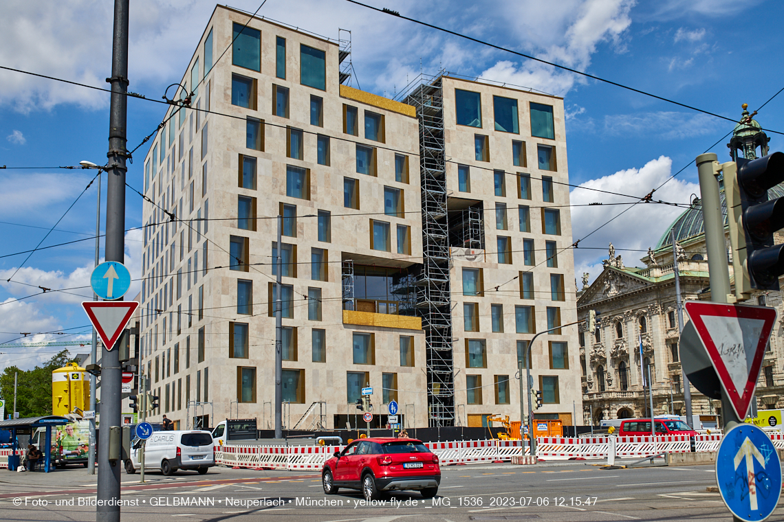 06.07.2023 - das Luxushotel Königshof verliert sein Gerüst
