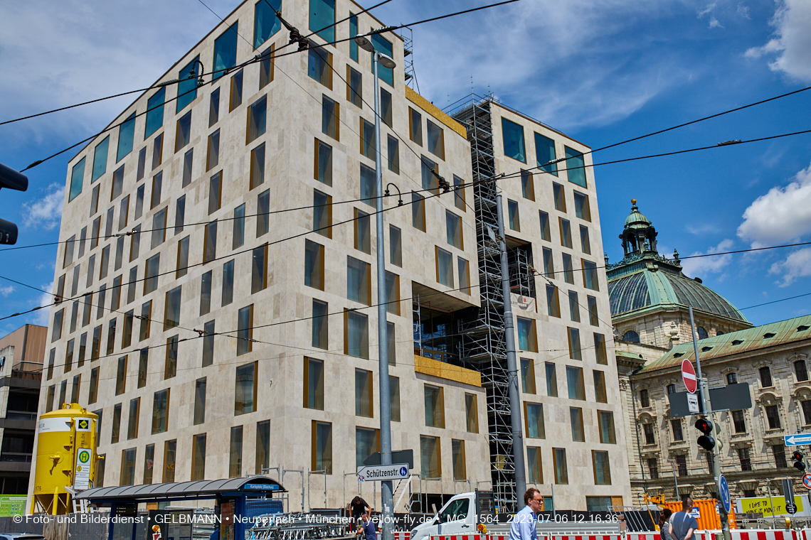 06.07.2023 - das Luxushotel Königshof verliert sein Gerüst