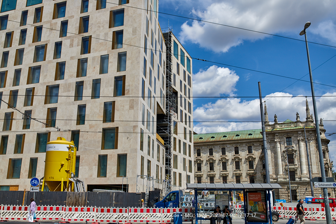 06.07.2023 - das Luxushotel Königshof verliert sein Gerüst